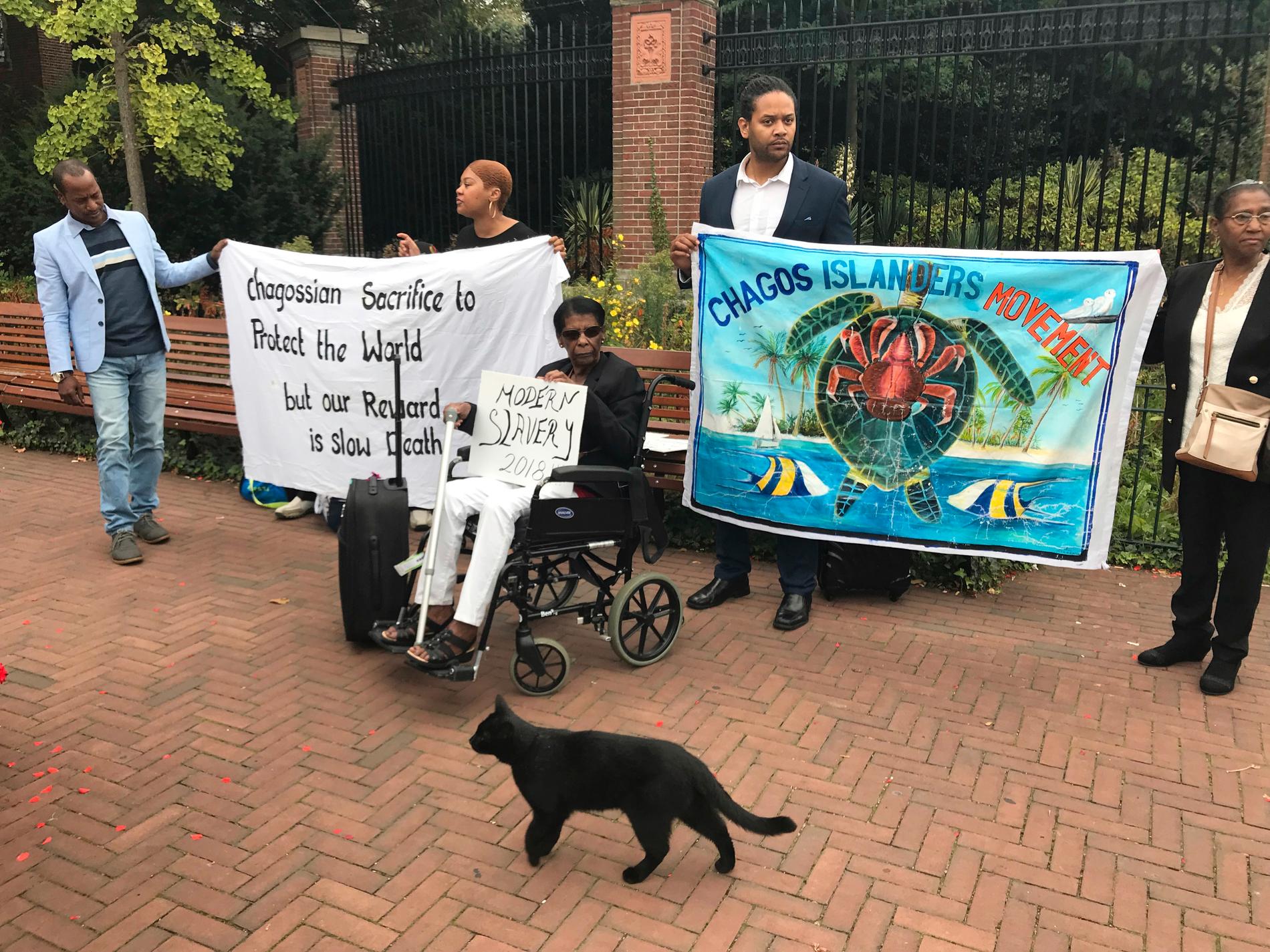 Ursprungsbefolkning – chagossier – i protest utanför domstolen i Haag. Arkivbild från september förra året.