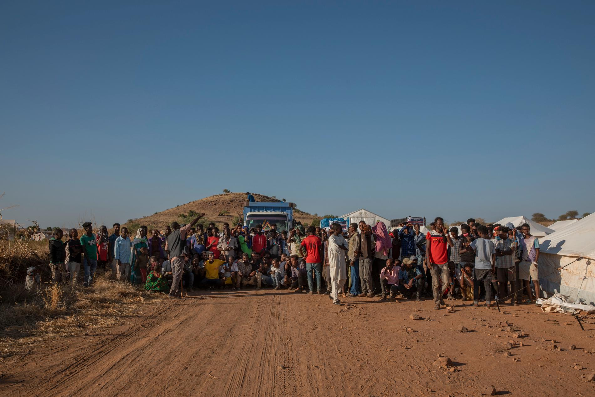 Flyktingar från Tigray i kö för att ta emot nödhjälp vid ett flyktingläger i östra Sudan. Bilden är från i tisdags.