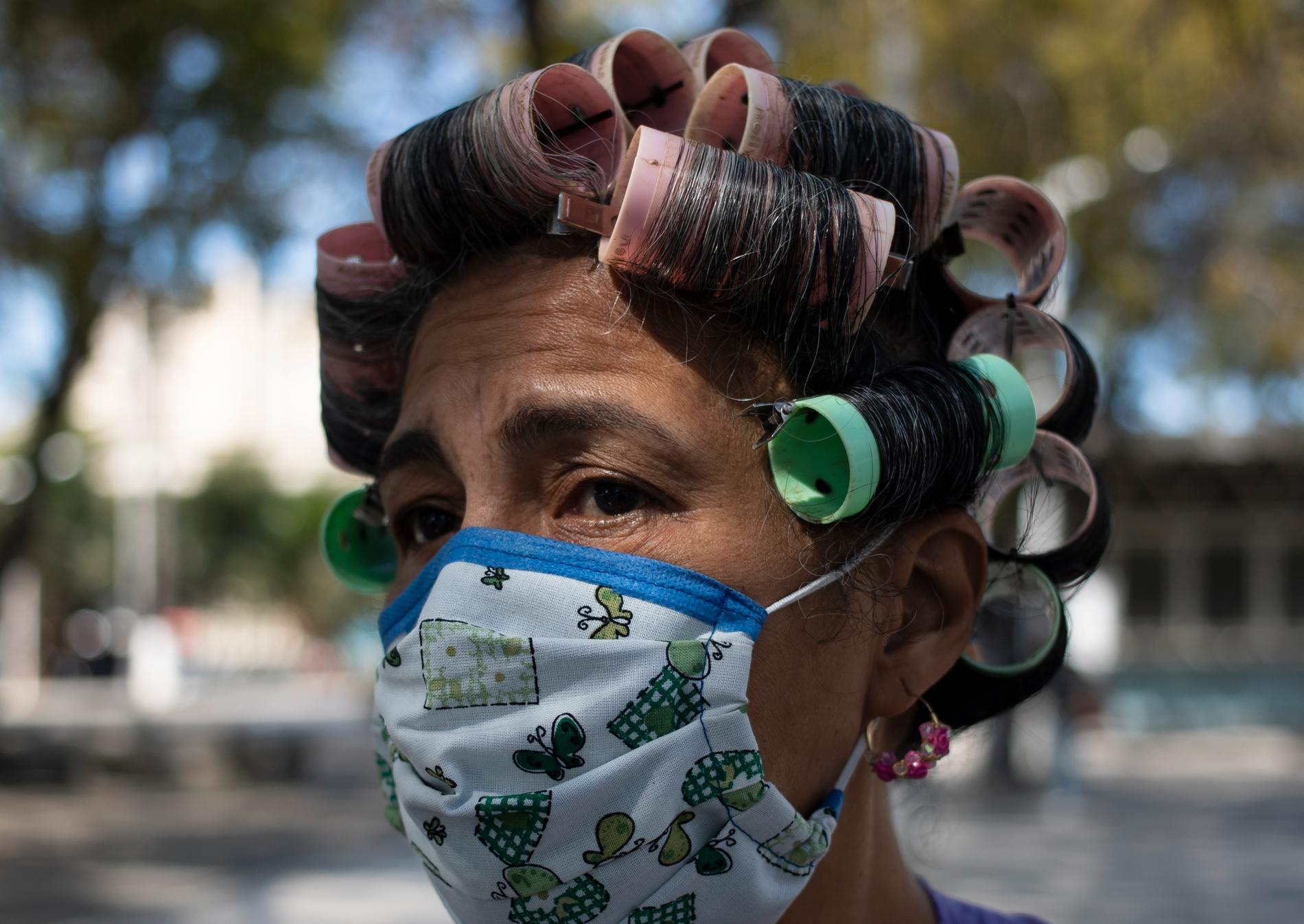 En kvinna i Caracas i Venezuela som bär ett hemmagjort munskydd. Arkivbild.