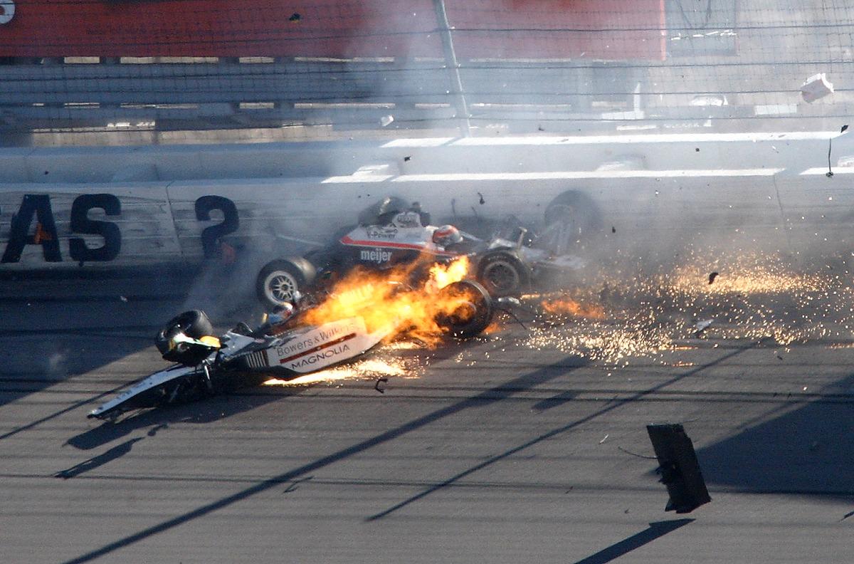 MASSKRASCH Dan Wheldon (närmast) var inblandad i en jättekrasch under gårdagens Indylopp i Las Vegas. Wheldon dog i den våldsamma kraschen, ytterligare minst tre förare skadades.