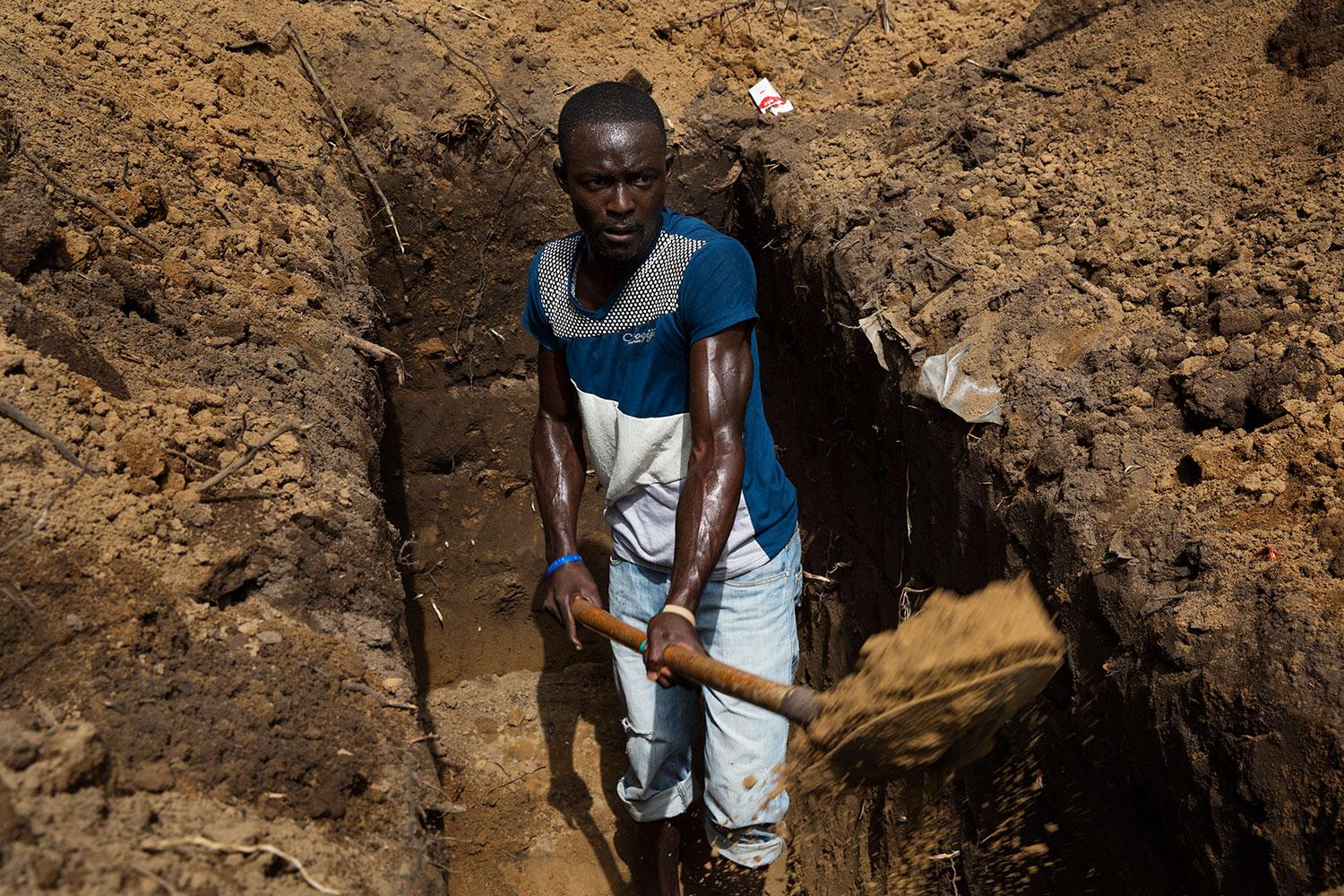 Rendall Marshall, 21, är dödgrävare: ”Jag är dödgrävare. Det är inte roligt, men det är ett jobb”.