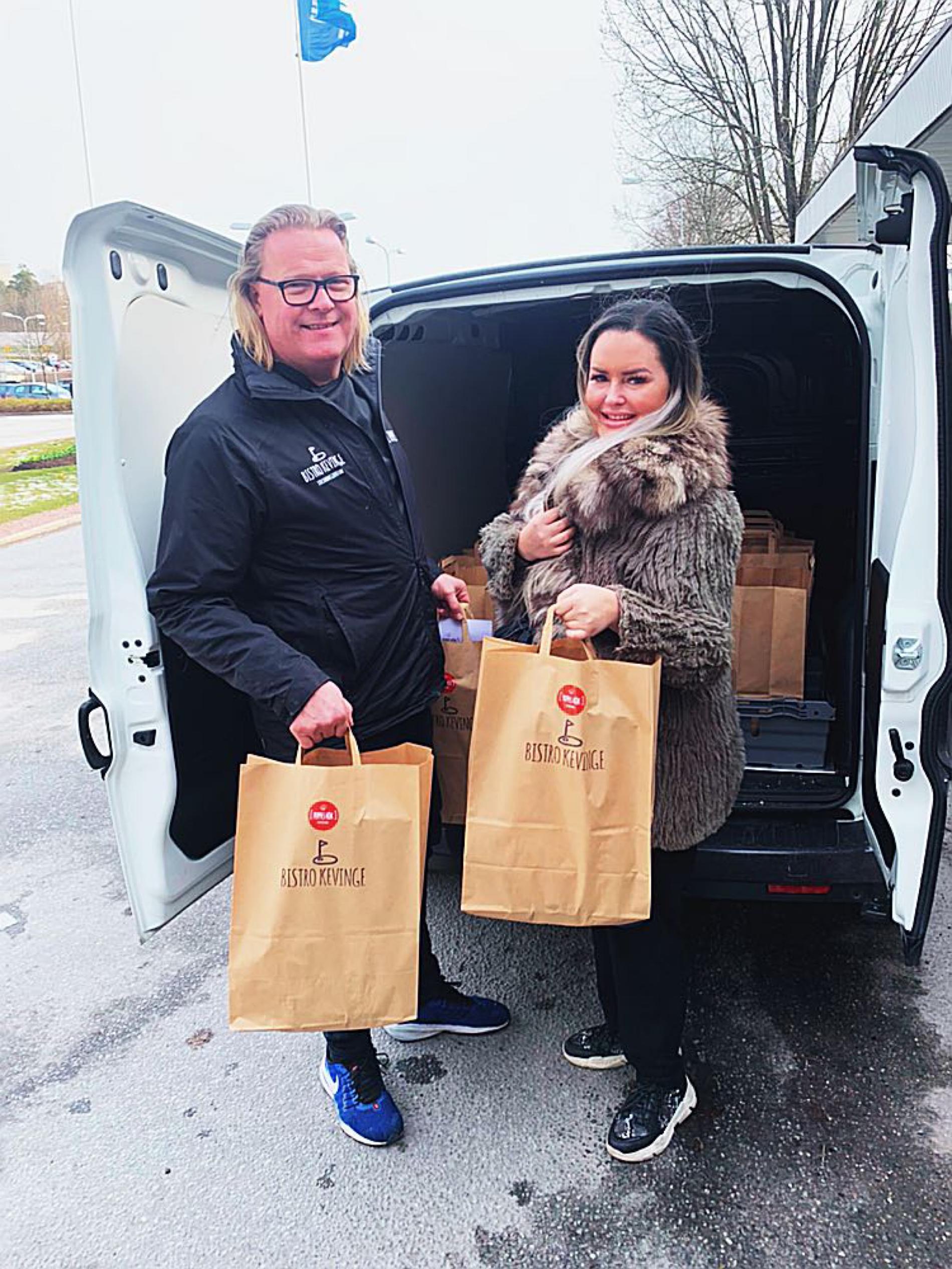 Peppe Lindberg, som är ägare av restaurangen, och Jessica Nyström hjälpte till att leverera maten.