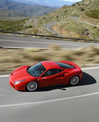 Krokiga bergsvägar körs helst i Ferrari.