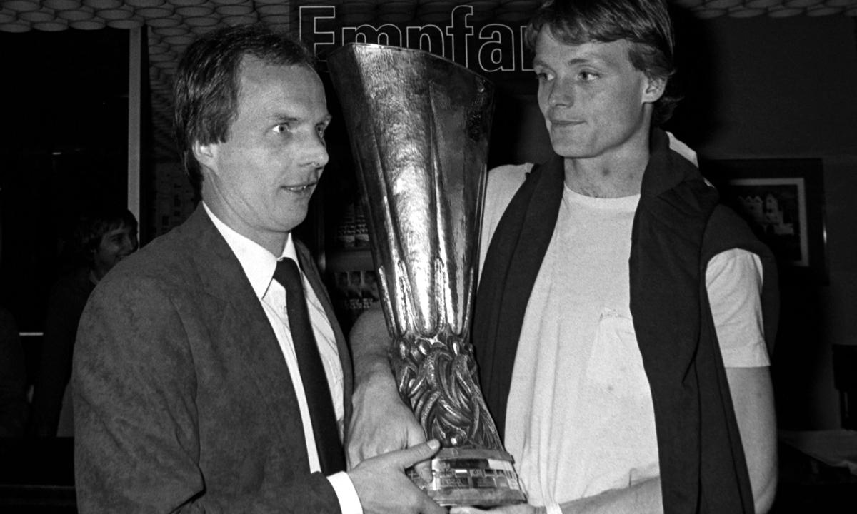 Svennis och Torbjörn Nilsson med Uefacup-bucklan i Hamburg 1982.