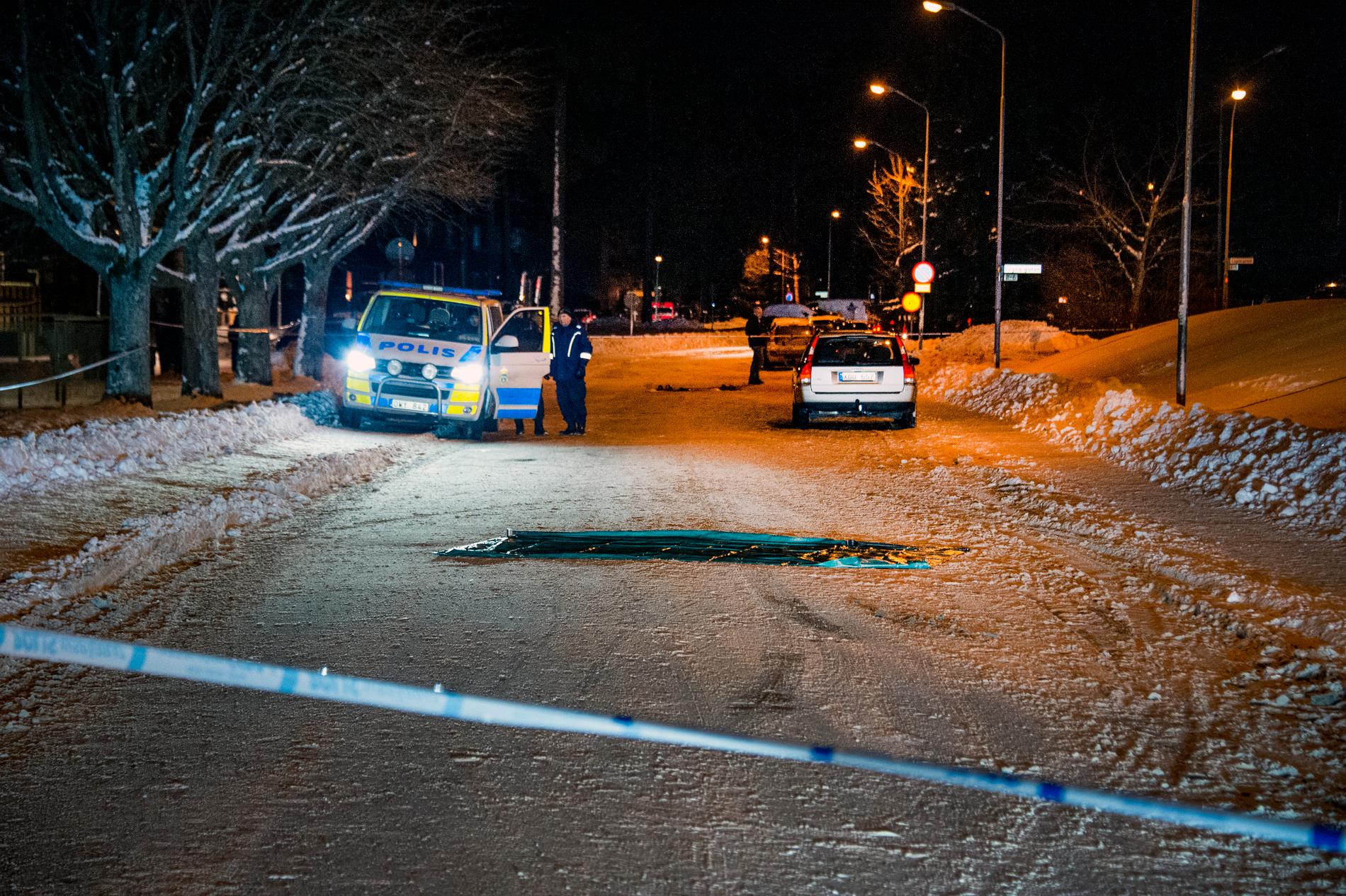 En man dog och en annan man skadades vid en skottlossning i Borlänge under fredagskvällen.