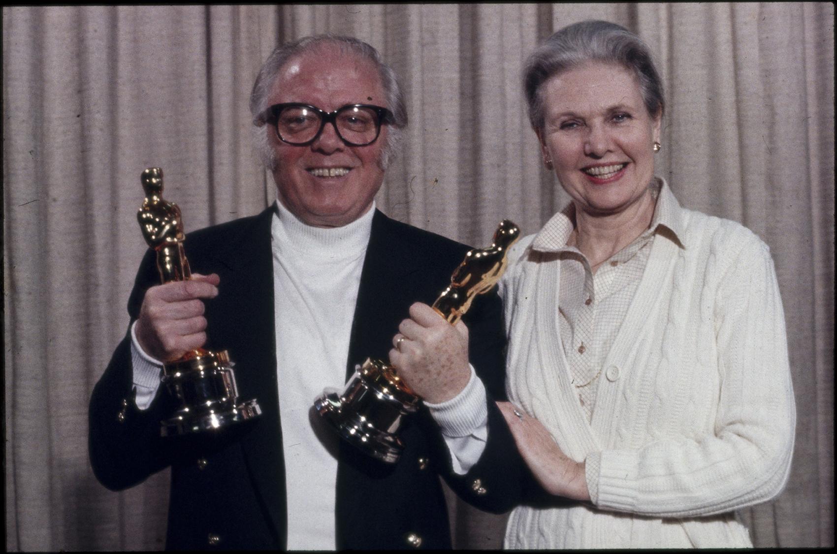 Richard Attenborough med sina Oscarsstatyetter för filmen ”Gandhi”, tillsammans med Sheila 1983.