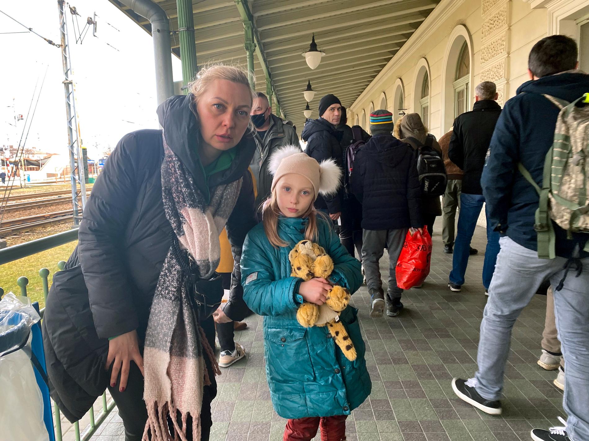 Natalie Korolova och hennes dotter Alicia, sju år, efter att de flytt Ukraina till polska Przemysl.
