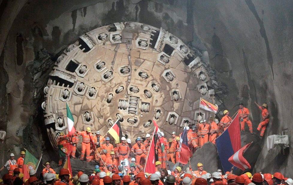 Tunneln beräknas inte stå helt färdig förrän i slutet av år 2016 då tågtrafiken ska starta.