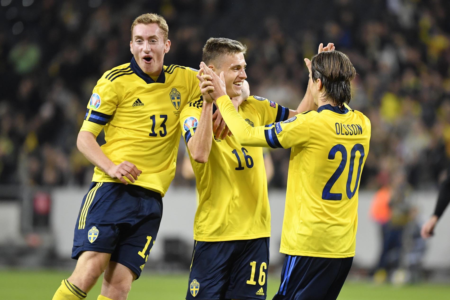 Sverige Mattias Svanberg, Dejan Kulusevski och Kristoffer Olsson firar ett mål. Arkivbild.