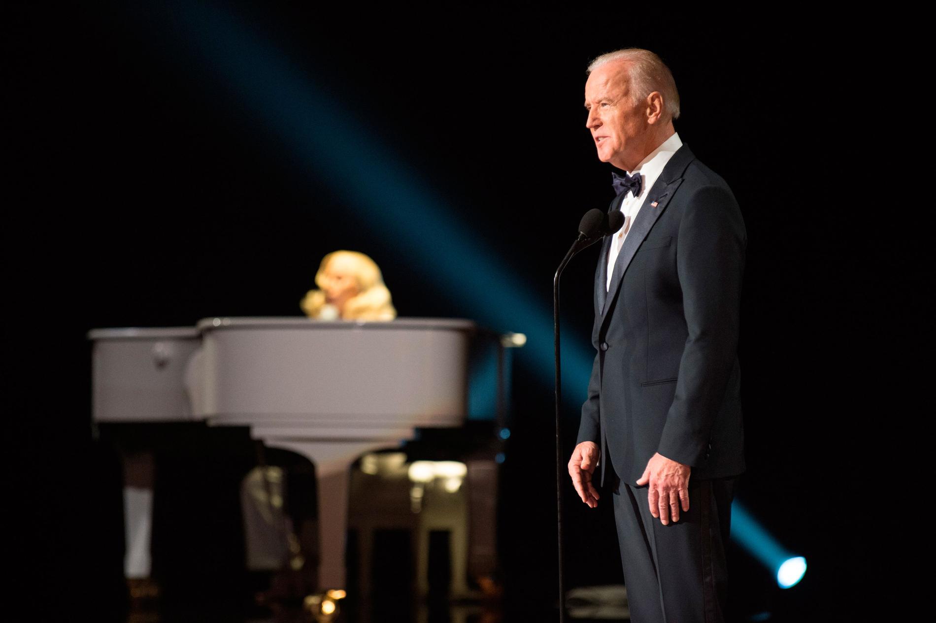 Mitt under galan dök USA:s vicepresident, Joe Biden, upp. Han var på plats för att introducera Lady Gagas liveframträdande.