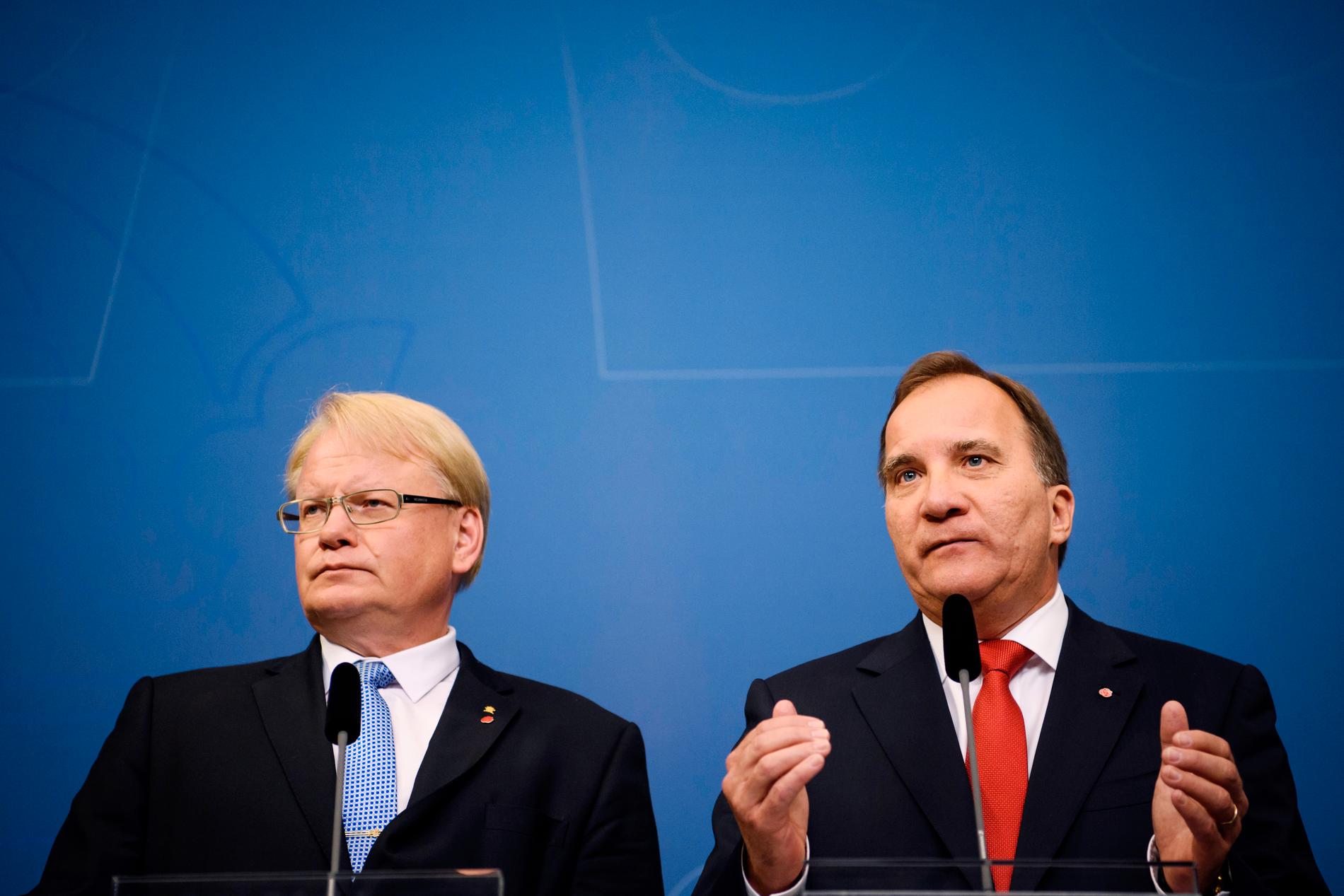 Försvarsminister Peter Hultqvist (S) och statsminister Stefan Löfven (S) står i skottgluggen för Alliansen i fråga om IT-skandalen på Transportstyrelsen. Arkivbild.