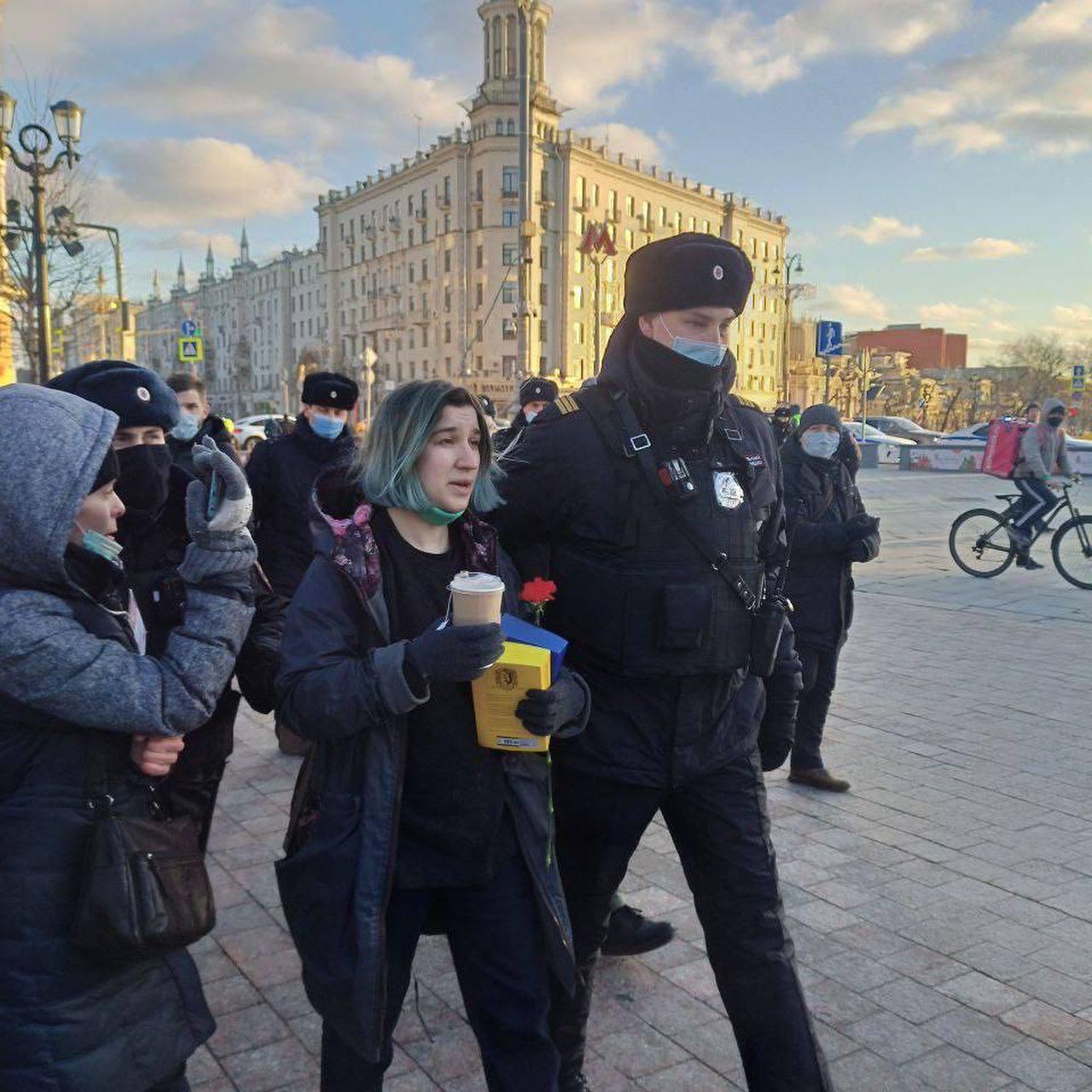 Julija grips i Moskva efter protesten mot kriget i Ukraina i mars 2022.