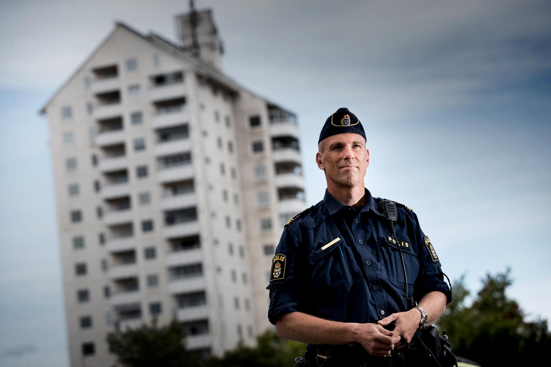 Många av dem som reste till IS levde redan innan ett liv i utanförskap, med arbetslöshet, missbruk och kriminalitet, och har återvänt till det. "De har i stort sett gått tillbaka till livet de lämnade", säger Fredrik Malm, polis i Vivalla i Örebro, varifrån ett tjugotal personer reste. Arkivbild.
