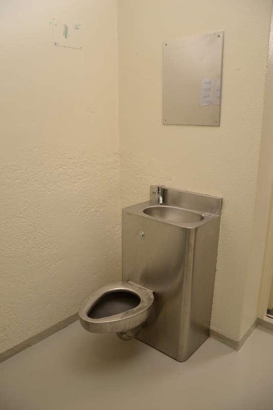 Breiviks toalett är av enkel modell.