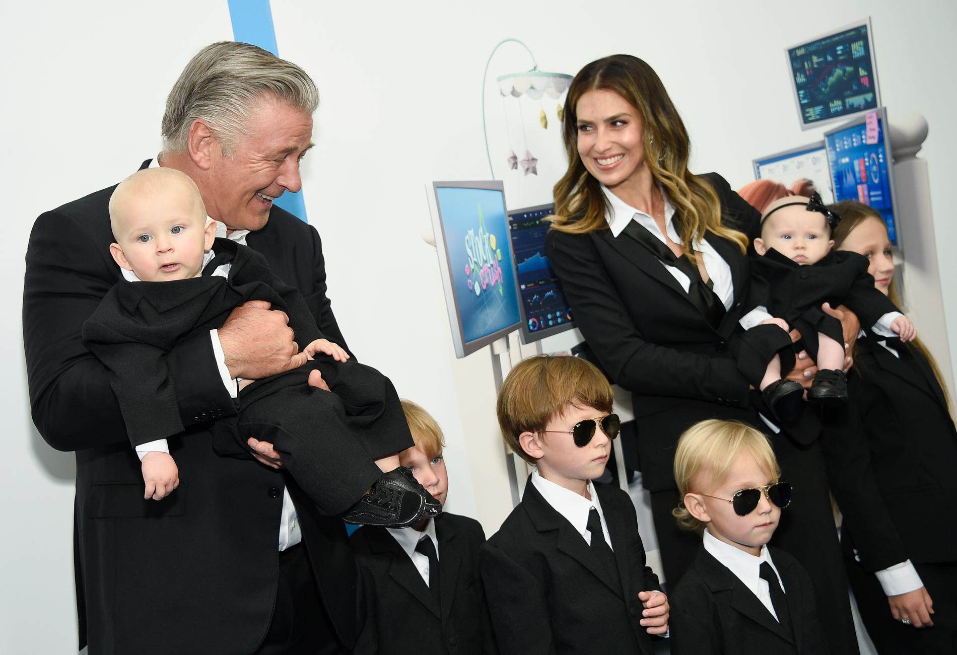 Alec och Hilaria Baldwin med sina barn på en filmpremiär 2021 Sedan dess det blivit ytterligare tillökning.