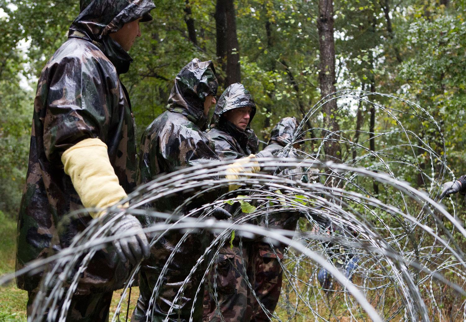Ungerska soldater rullar ut taggtråd vid gränsen mot Slovenien. Ett av flera steg för ett EU på väg mot katastrofen.