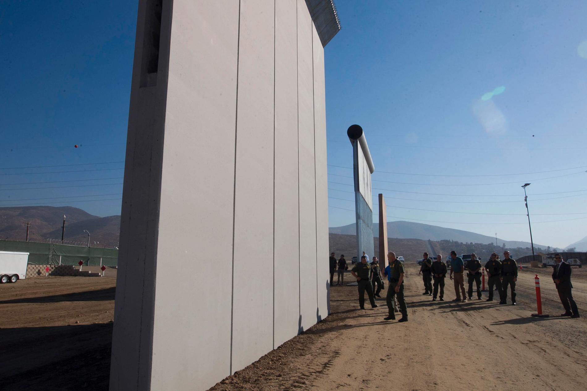 Muren mot Mexiko har varit en hjärtefråga för Trump. Nyligen sattes en rad olika prototyper upp längs gränsen.