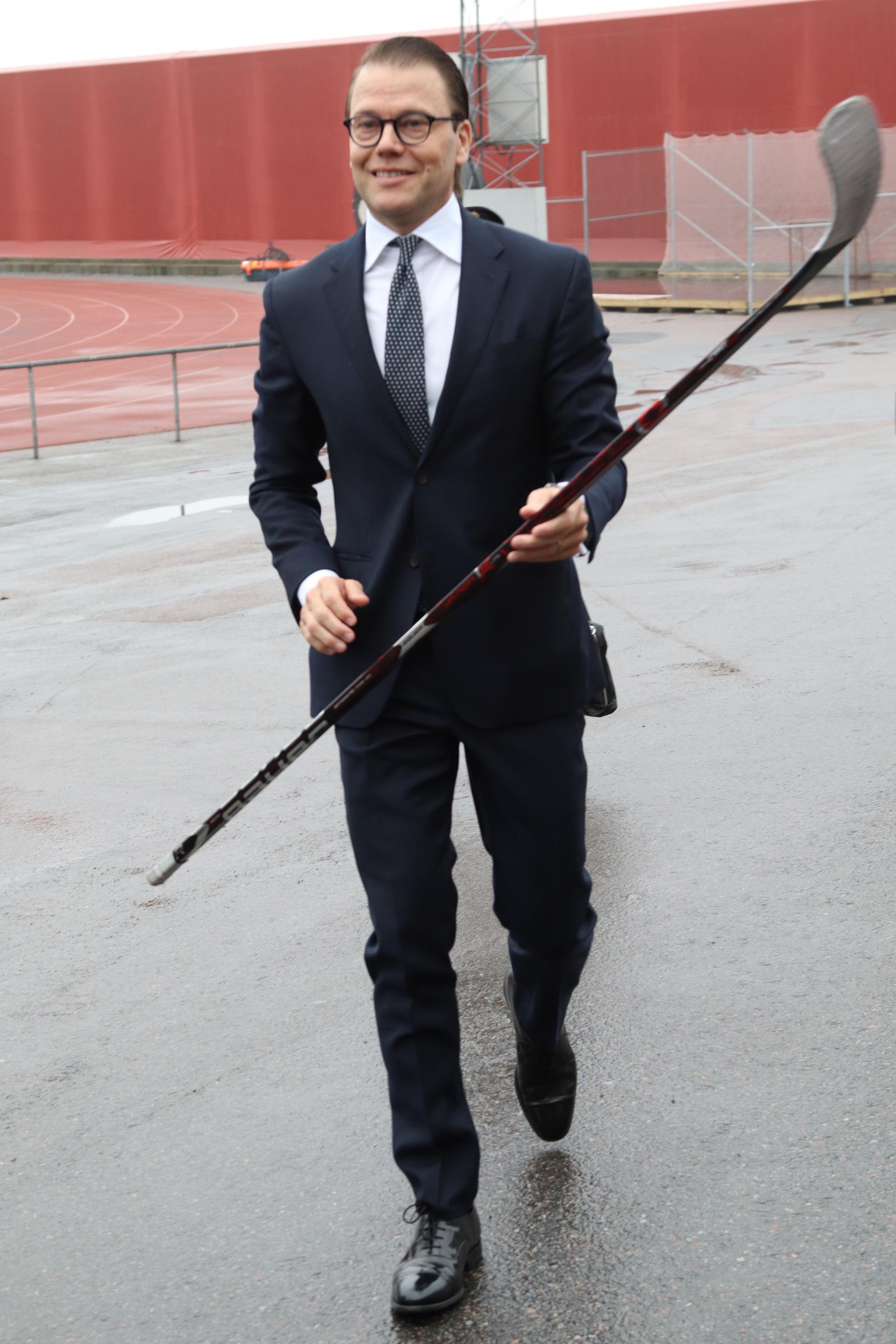 Prins Daniel har spelat hockey, och skänkte sin gamla klubba till Fritidsbanken.