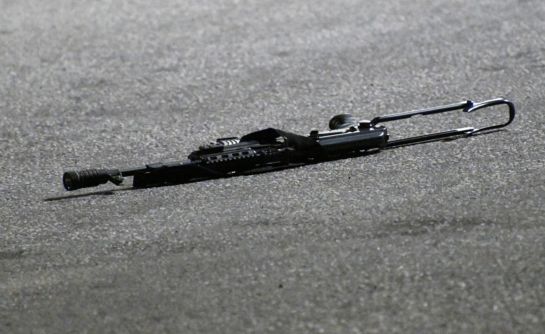 Ett föremål som liknar ett automatvapen låg kvar på platsen efter det att sex personer gripits i Malmö.