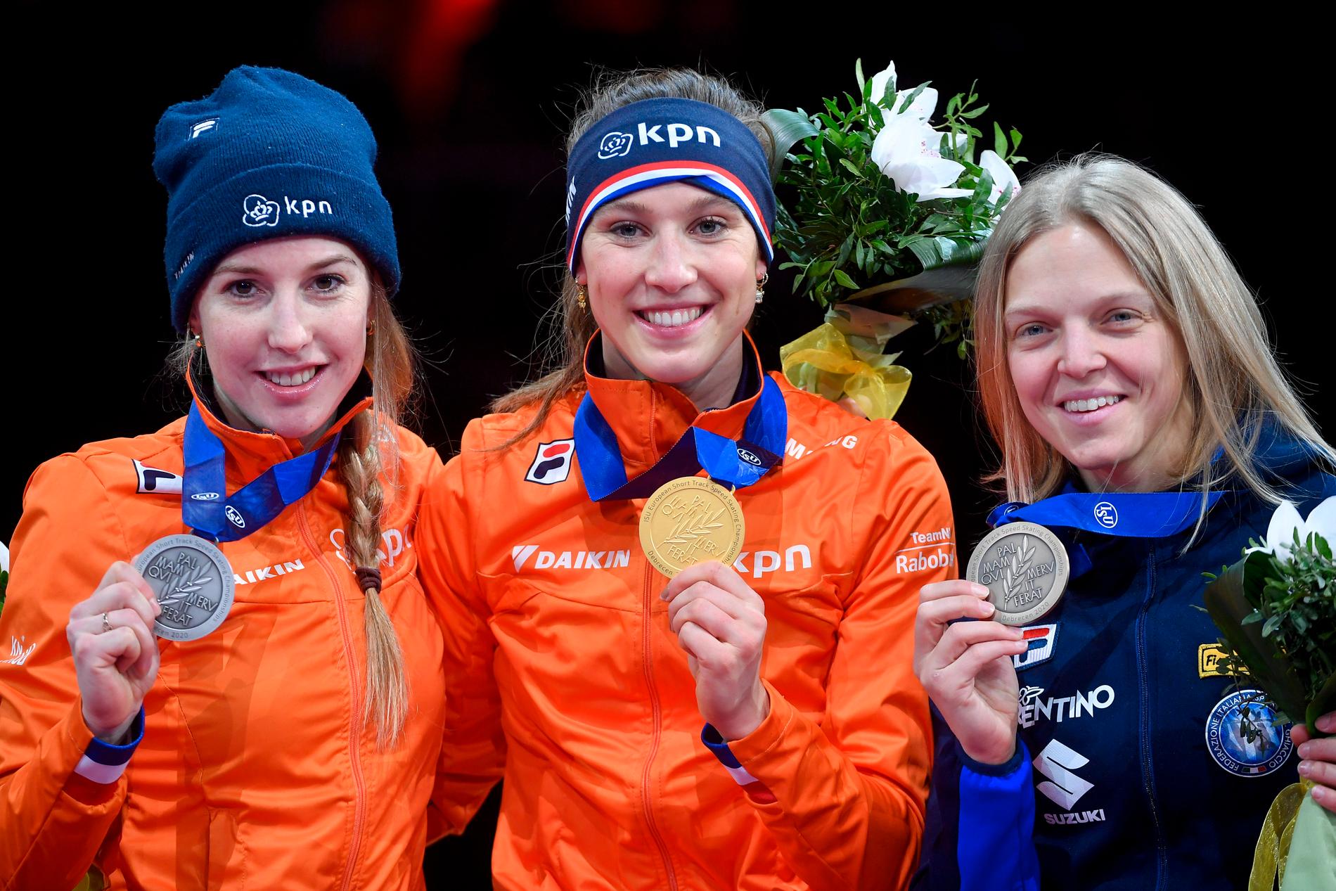 Lara van Ruijven, längst till vänster, har medaljer från flera mästerskap. Här EM i januari i år.