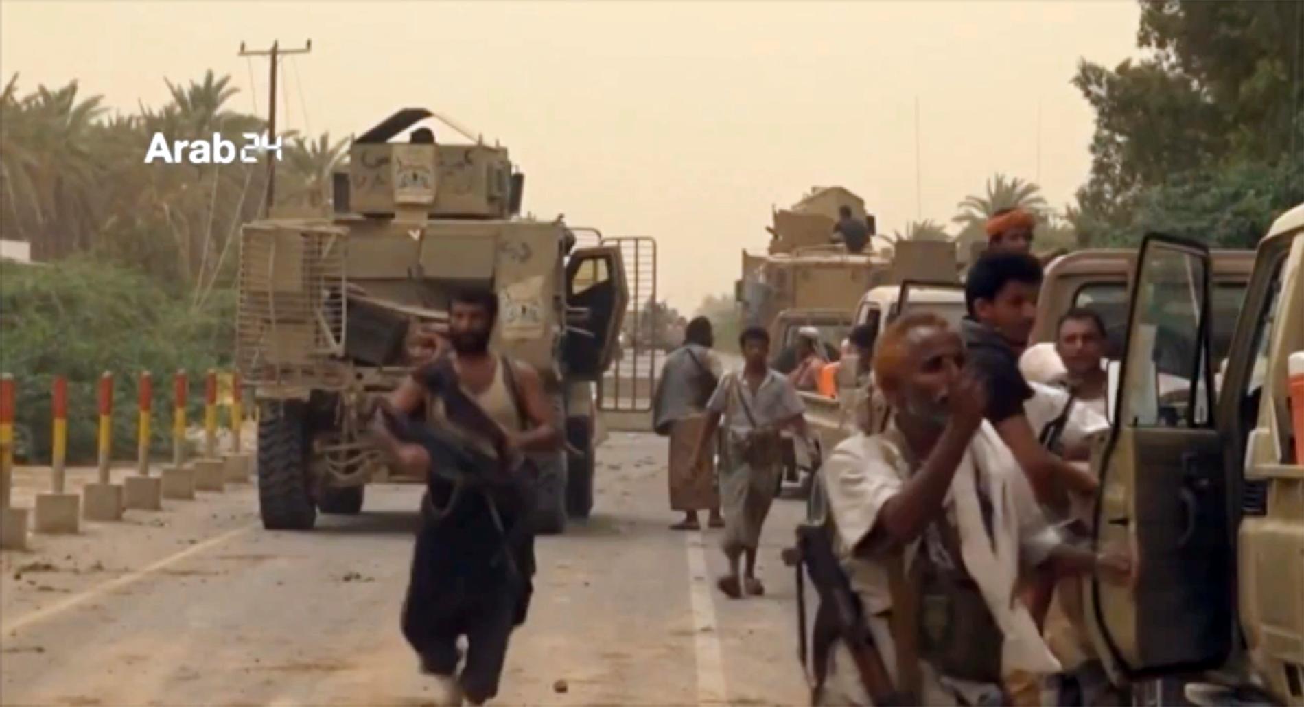 Stridande ur den saudiskledda alliansen vid strider i Hodeida i juni i år. Arkivbild.