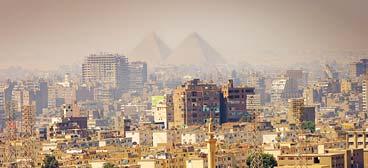 Kairo är Afrikas största stad och det är inte lätt att orientera sig här. Om du vill skaffa dig en överblick kan du ta dig upp till Saladins citadell, som ligger på en höjd i utkanten av staden. En klar dag ser du de jättelika pyramiderna resa sig ur öknen 12 kilometer sydväst om Kairo.