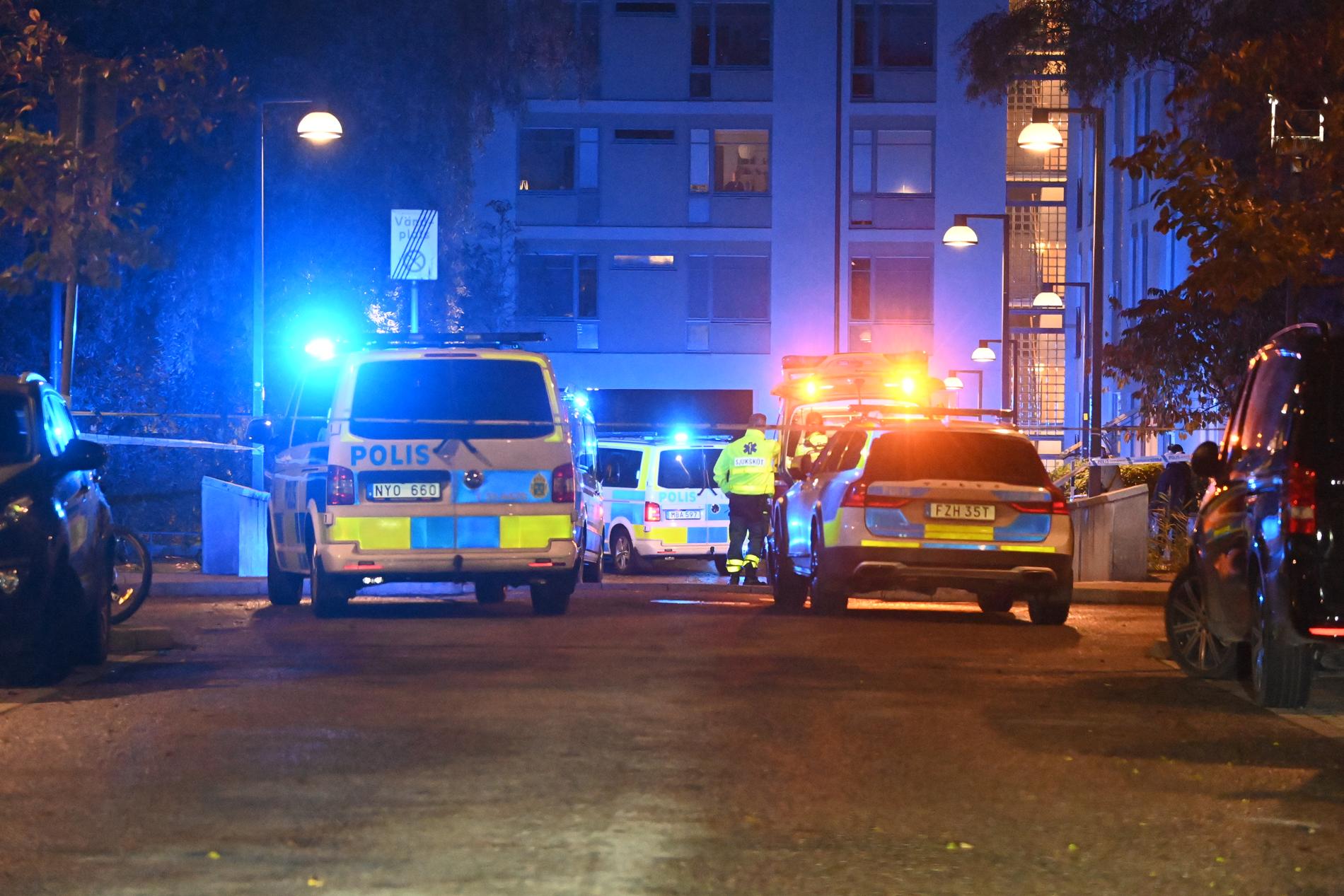 Stort polispådrag efter dödsskjutningen i Hammarby sjöstad.