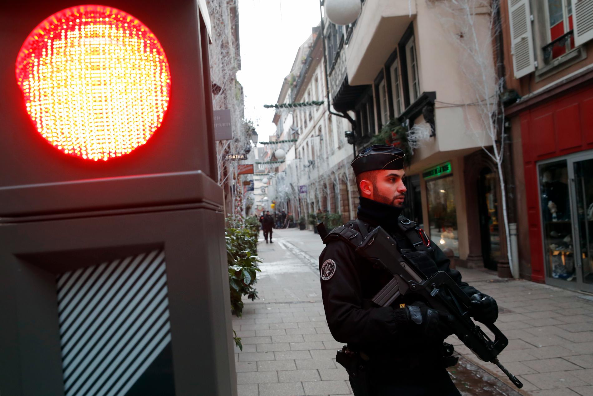 En fransk polis håller vakt i centrala Strasbourg på onsdagen.