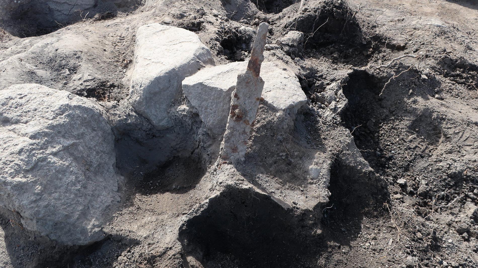 Ett av de två vikingasvärd som hittades i arkeologiska utgrävningar utanför Köping.