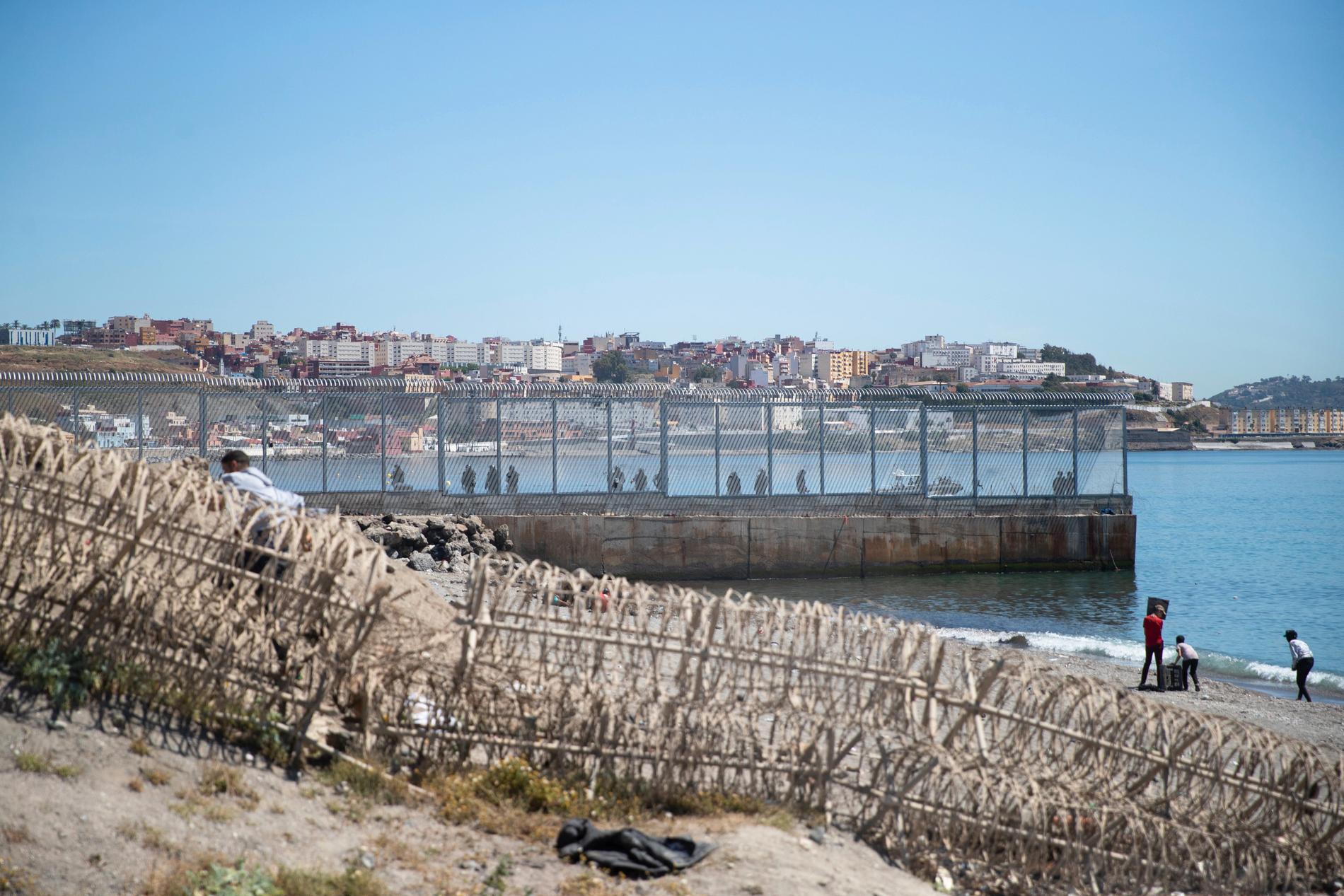 Gränspiren mellan Ceuta, Spanien och Marocko som människorna försöker simma runt för att ta sig till EU.