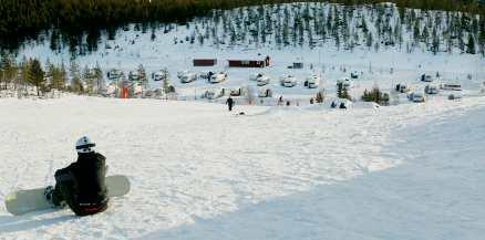 Campingplatsen i Orsa Grönklitt ligger vid foten av skidbacken. Det är bara att gå direkt ut och klicka på sig skidorna.