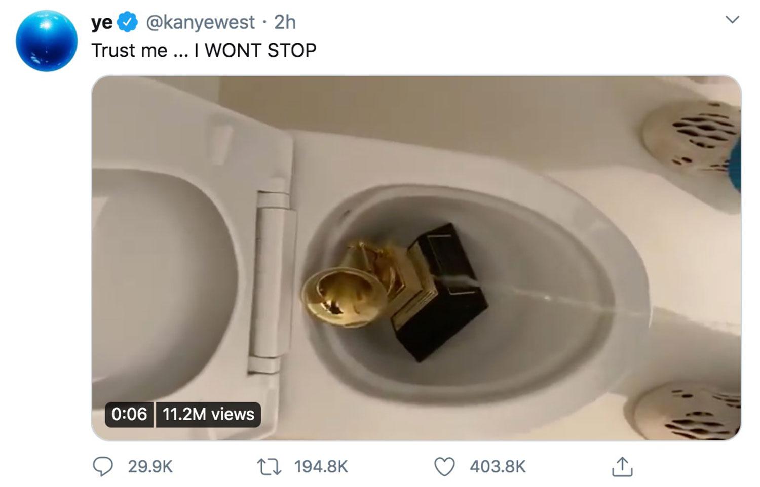 Kanye West ser i videon ut att kissa på en av sina Grammys.