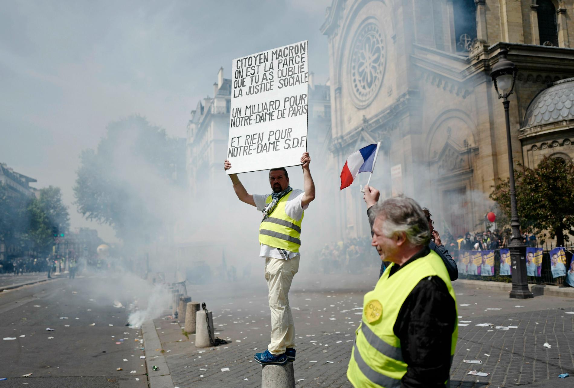 En förstamajdemonstrant protesterar mot att Macronregeringen satsar på återuppbyggnaden av Notre-Dame samtidigt som människor lever utan tak över huvudet i Frankrike.