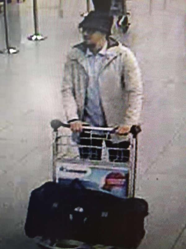 Fångades på bild på flygplatsen strax före attacken.