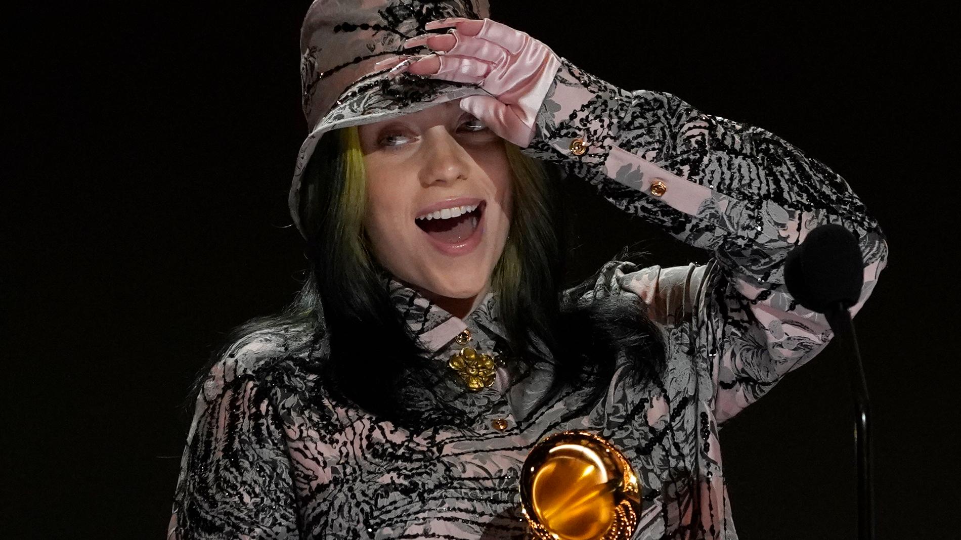 Billie Eilish med sin Grammy för "Everything I wanted".