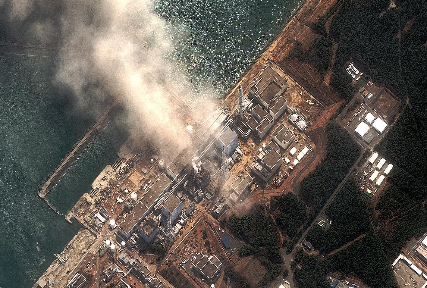 Fukushima En av de tidigare explosionerna på kärnkraftverket på en flygbild.
