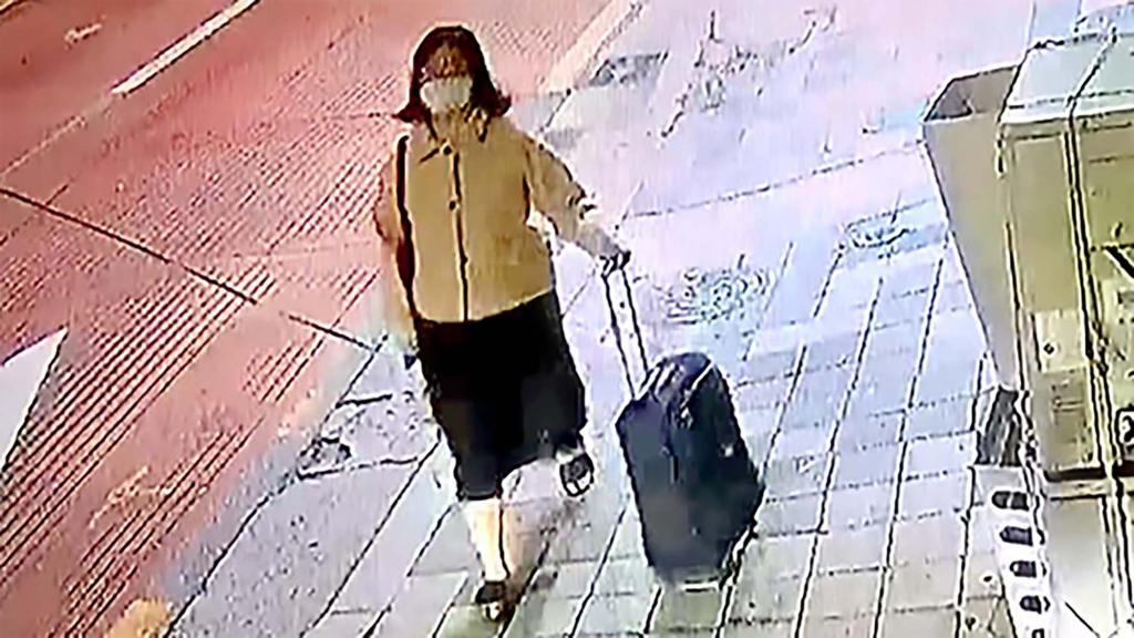 Jung Yoo-Jung fångades på övervakningsbilder med resväskan.
