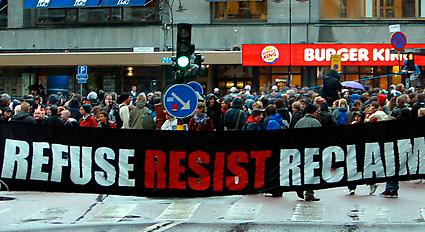Reclaim the street demonstrerar i Stockholm 2003.