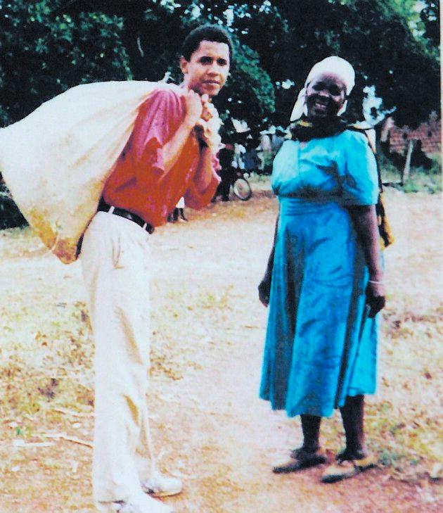 SÖKTE SITT URSPRUNG Han visste väldigt lite om sin far och sin släkt. 1987 reste Obama tillbaka Kenya för att besöka sin fars grav. Här ses han med sin farmor Sarah Hussein Obama.