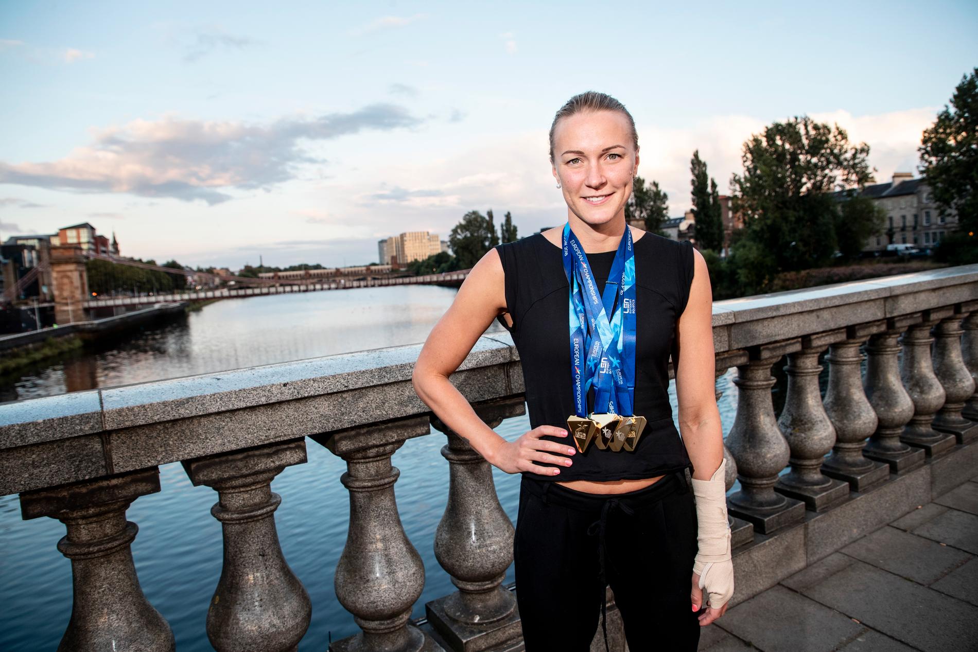 Sarah Sjöström visar stolt upp sina fyra EM-guld i Glasgow, nu kanske hon väljer den penningstinna världscupavslutningen i stället för guldjakt i kortbane-VM. Arkivbild.
