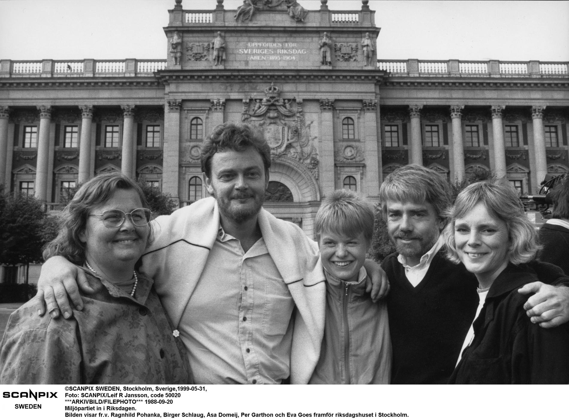 1988 kom MP in i riksdagen. På bilden: Ragnhild Pohanka, Birger Schlaug, Åsa Domeij, Per Gahrton och Eva Goes framför riksdagshuset i Stockholm.
