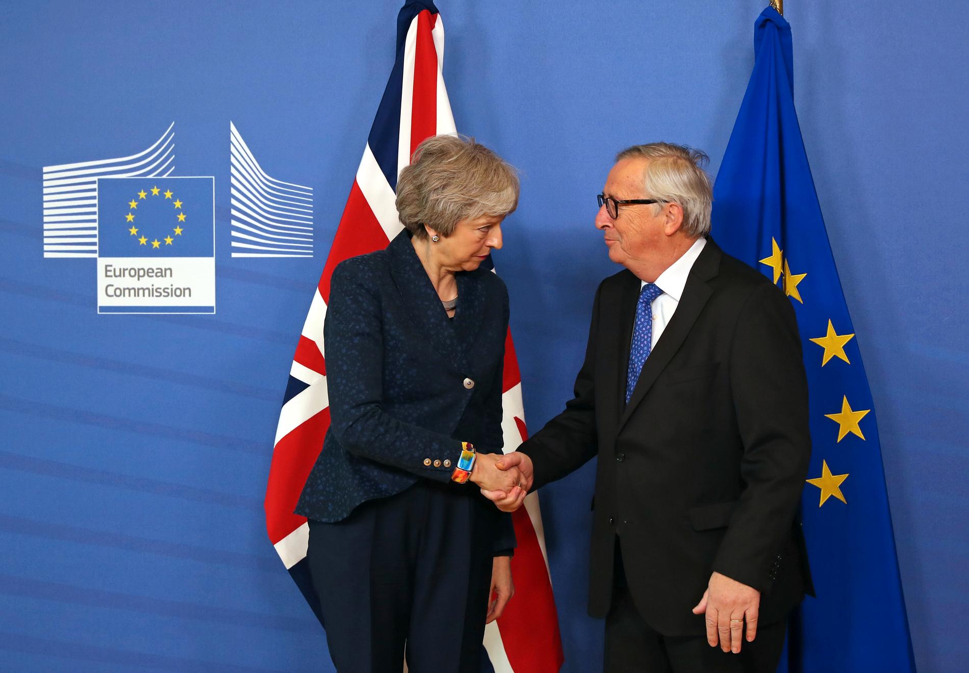 Storbritanniens premiärminister Theresa May spänner blicken i EU-kommissionens ordförande Jean-Claude Juncker i Bryssel.