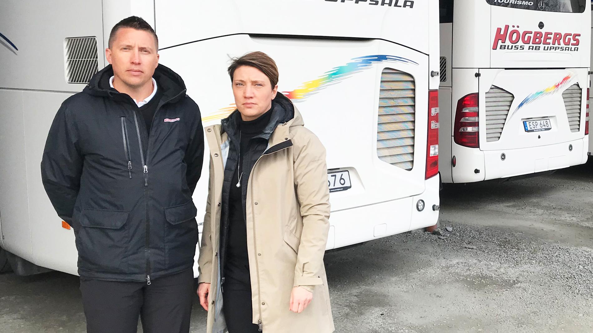 Tvillingarna Henrik- och Jennie Högberg framför några av de bussar som nu är avställda på grund av krisen.