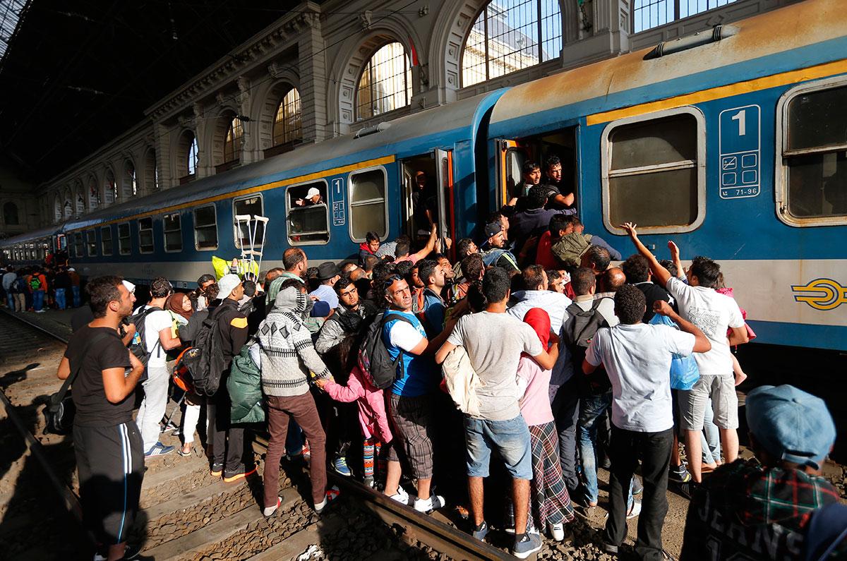 Desperata flyktingar stormar ett tåg på stationen i Budapest.