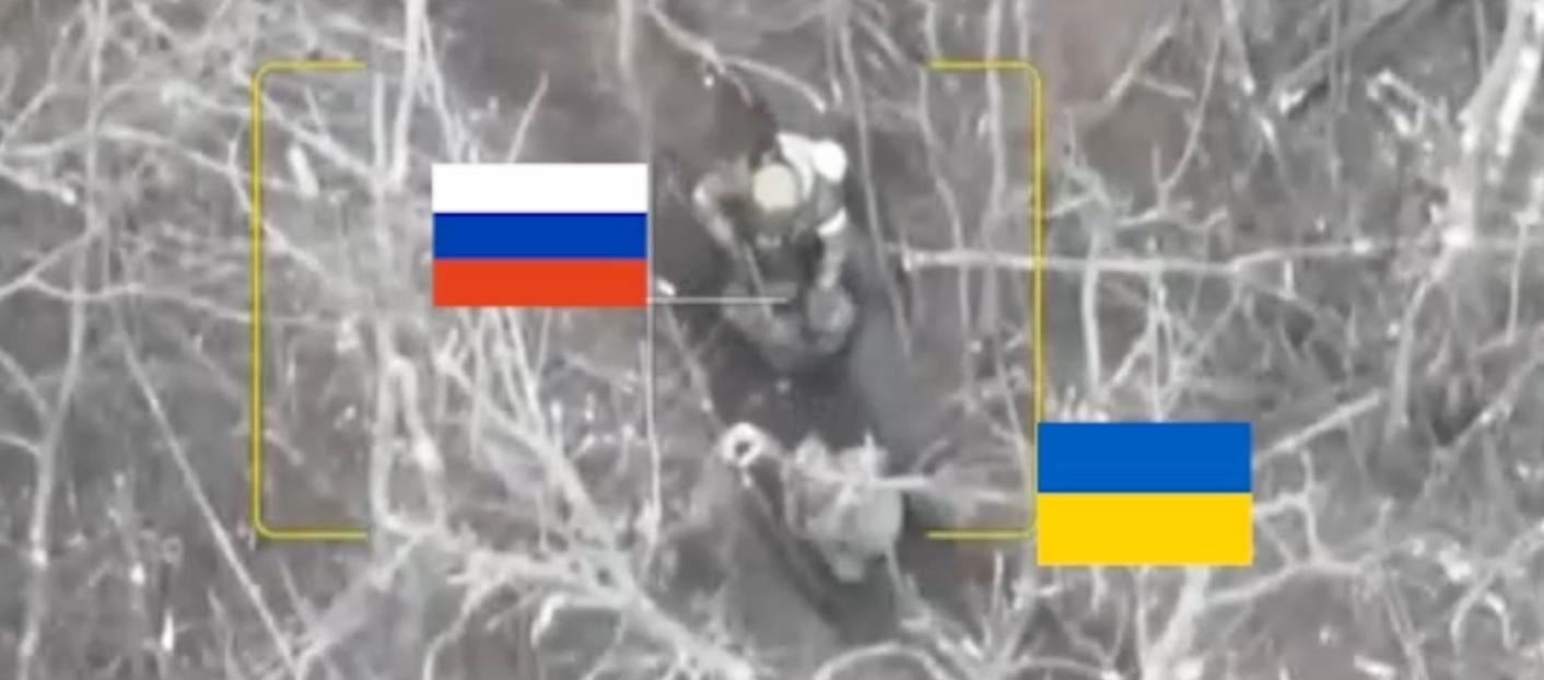 Videon uppges visa hur en rysk soldat skjuter två ukrainare som kapitulerar.