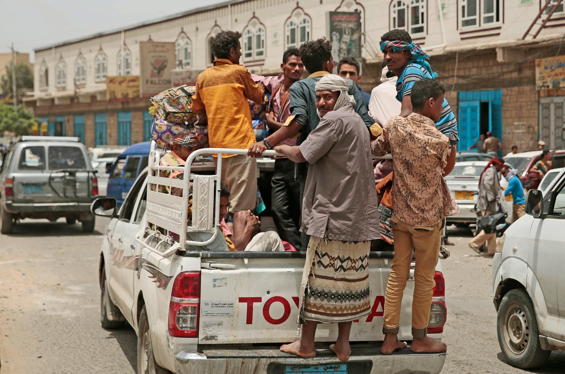 Människor som flytt från striderna i hamnstaden al-Hudaydah i juni kommer till Jemens huvudstad Sanaa.