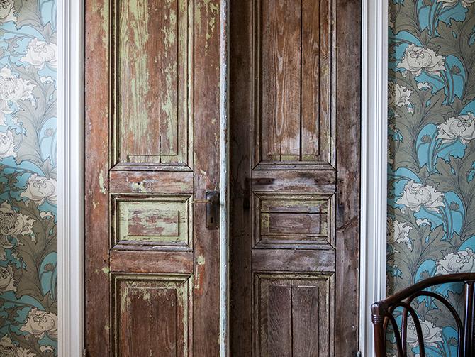 Garderobsdörrarna i sovrummet är de gamla ytterdörrarna på glasverandan.