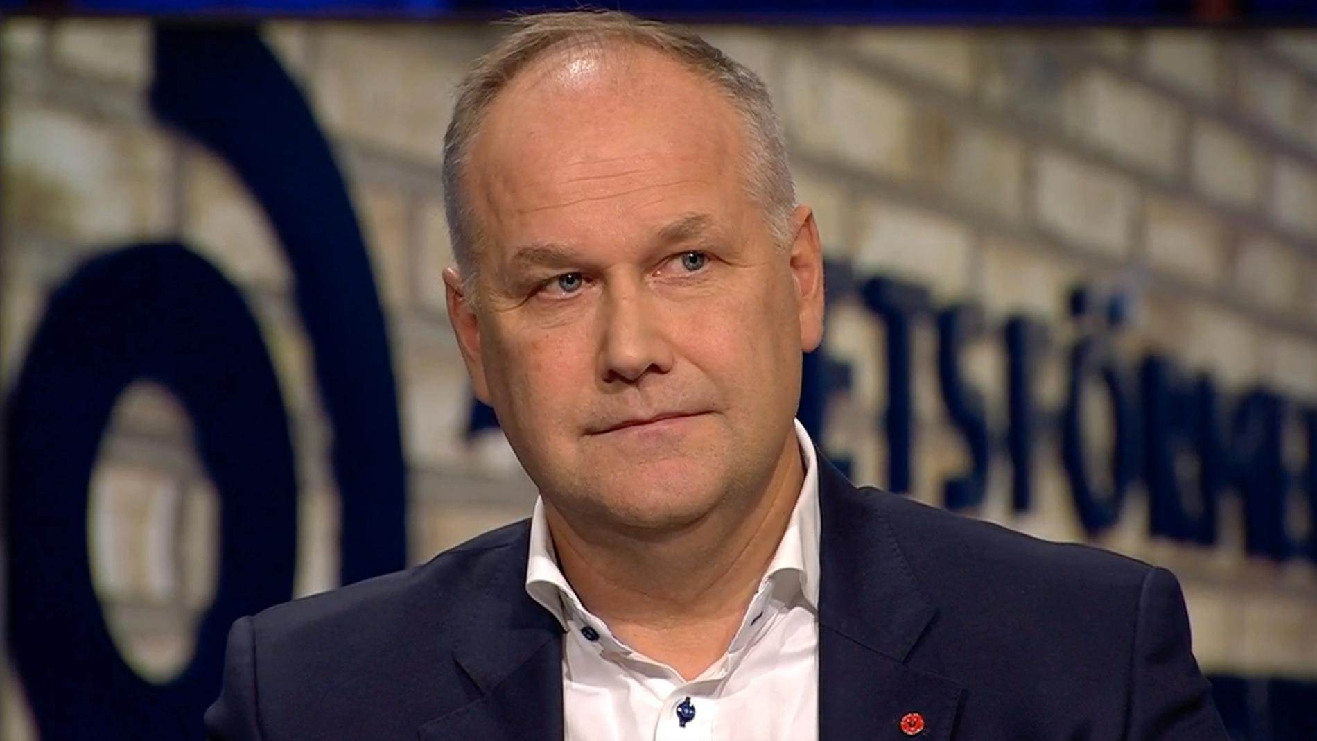 Jonas Sjöstedt, Vänsterpartiets ledare, hotar att fälla regeringen. 
