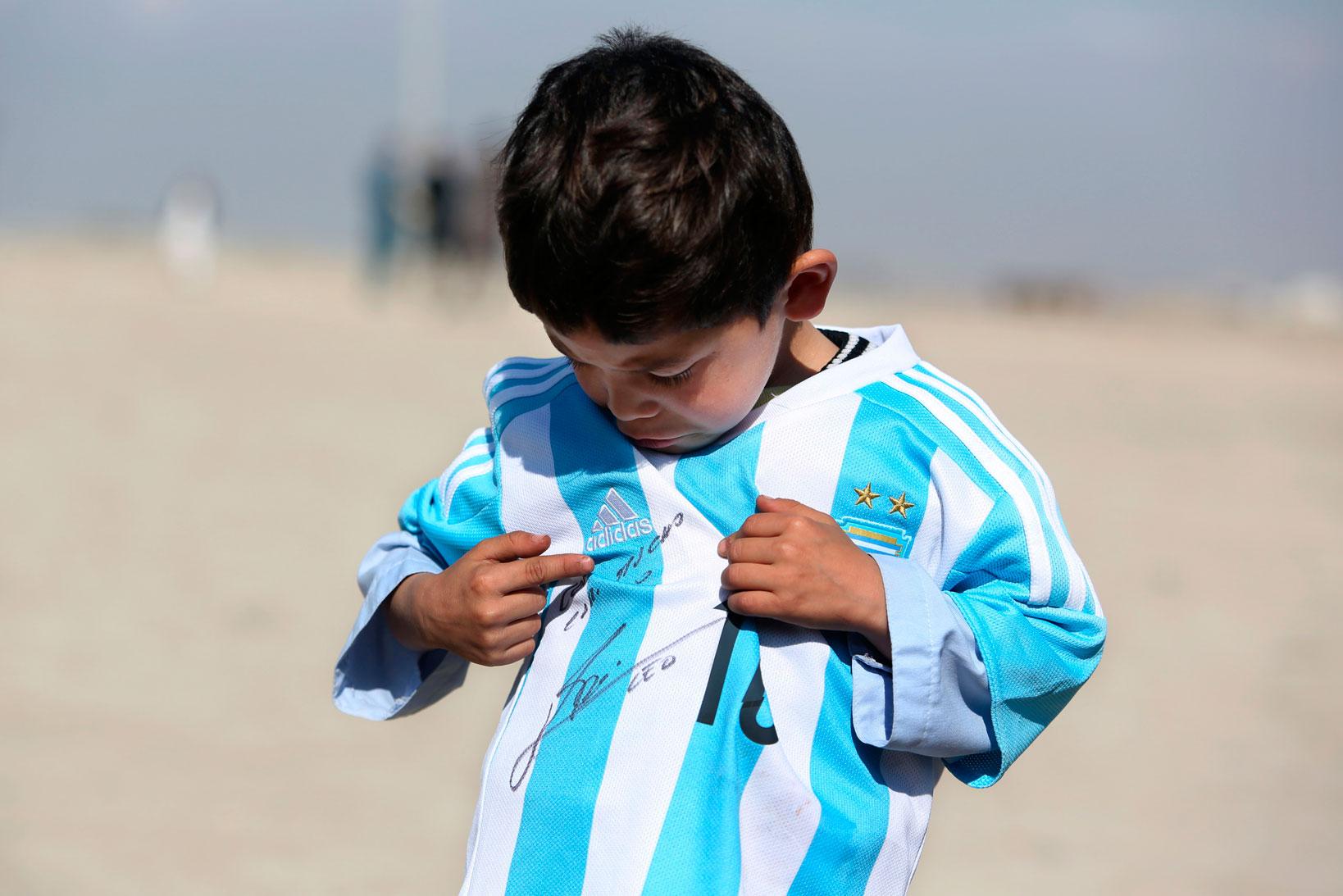 Murtaza Ahmadi, 5, fick en signerad tröja av Lionel Messi.