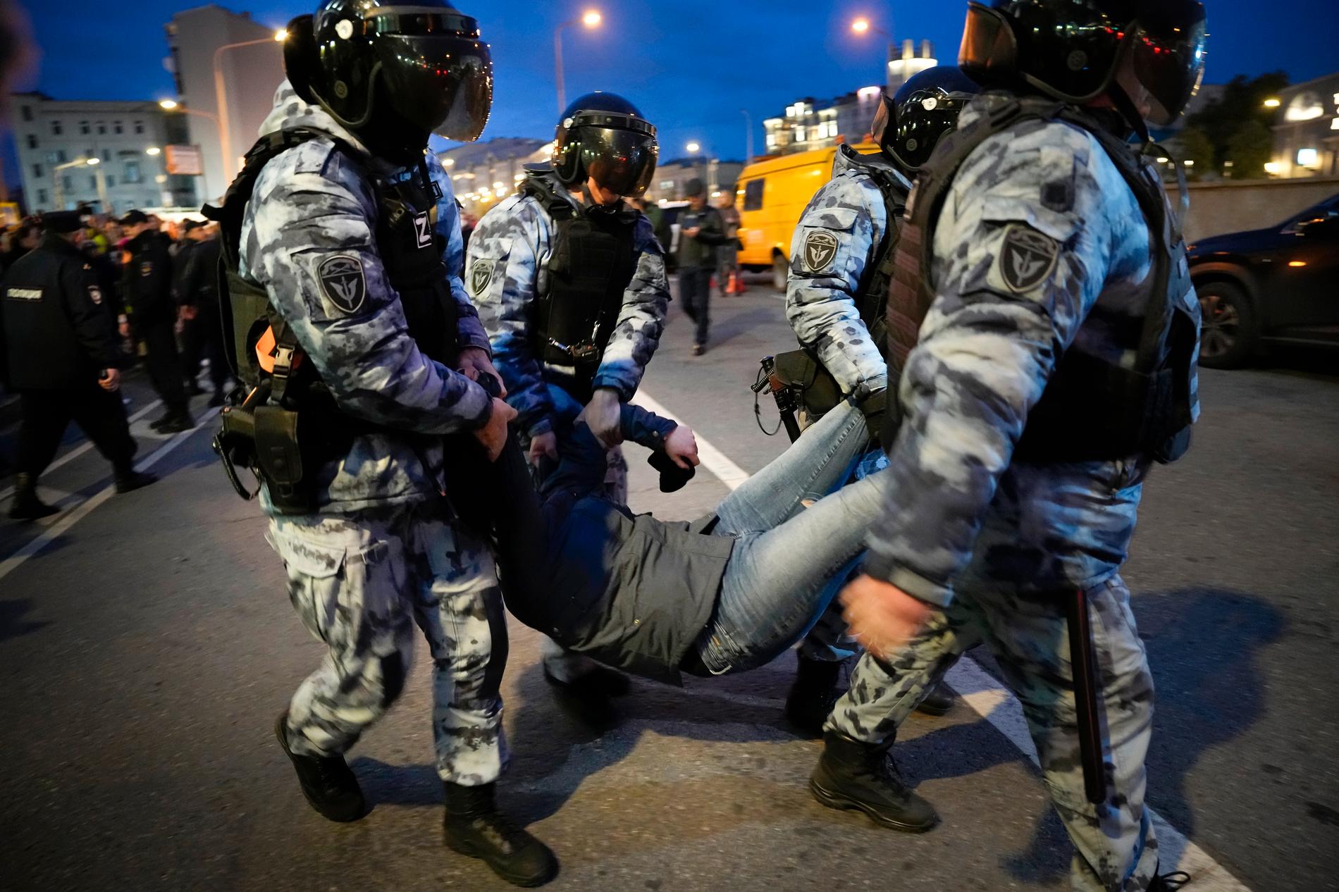 En demonstrant grips av kravallpolis i Moskva på onsdagskvällen. 